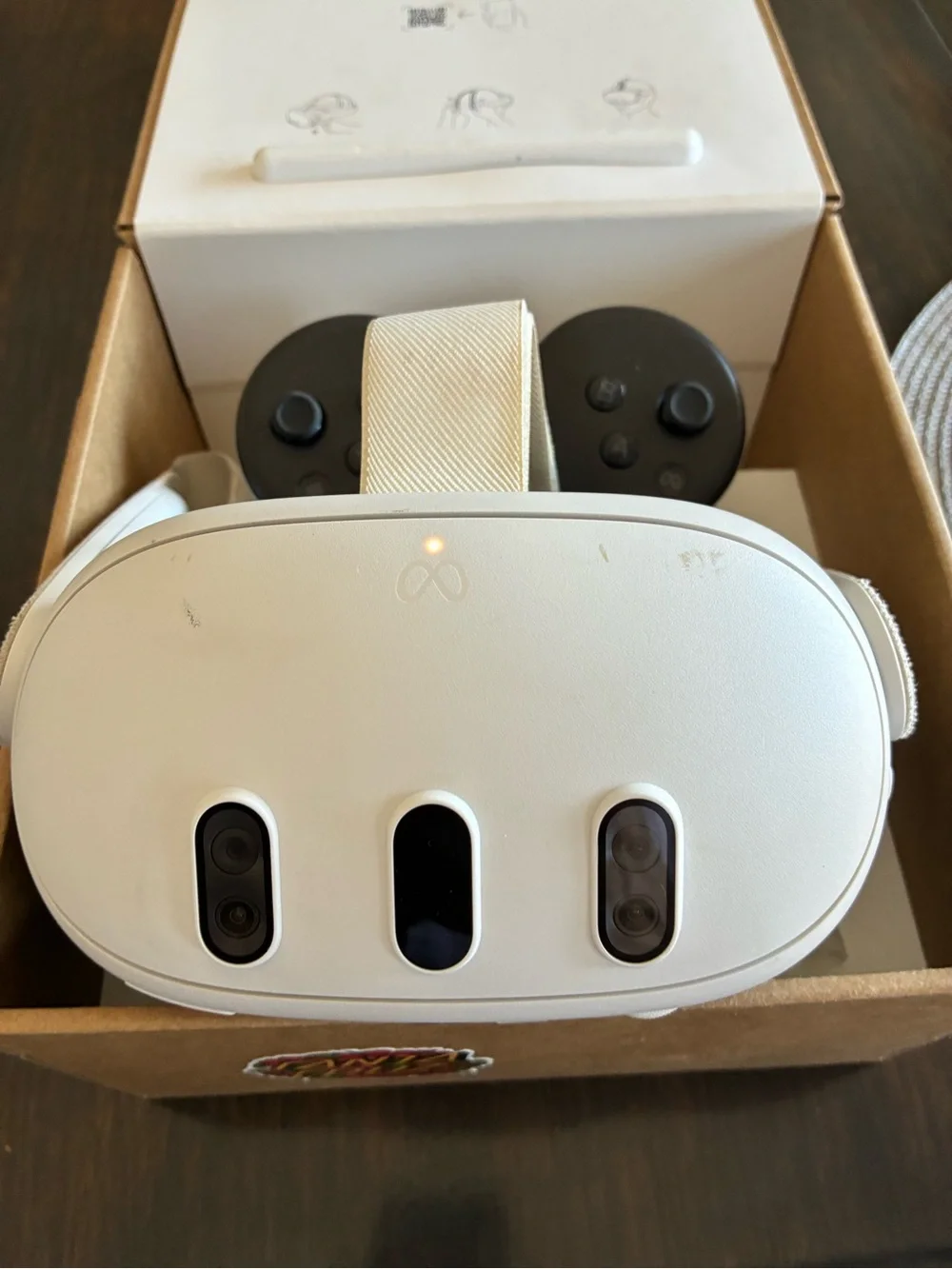 Meta Quest 3 White VR Headset with Controllers - Picture 1 of 4